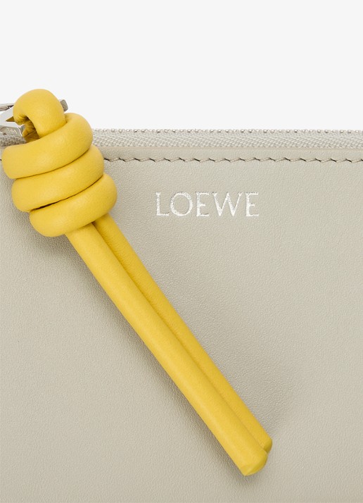 LOEWE Knot pasjeshouder van kalfsleer - detail 2 lichtgrijs