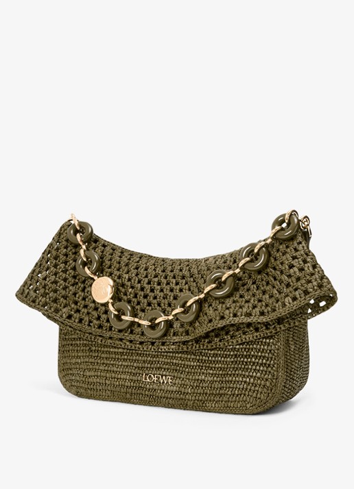 LOEWE Ola Medium schoudertas van raffia met kalfsleren details - detail 2 legergroen