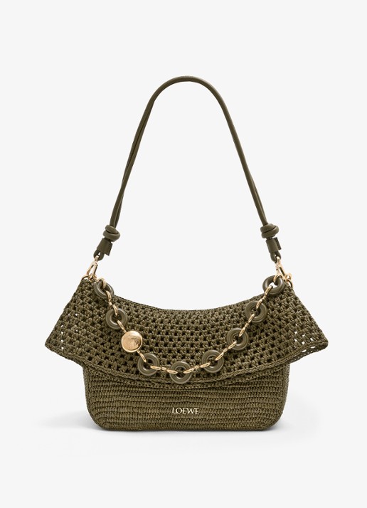 LOEWE Ola Medium schoudertas van raffia met kalfsleren details - detail 4 legergroen