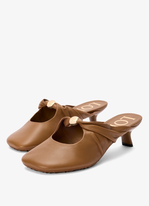 LOEWE Pebble Soft 45 muiltje van lamsleer - detail bruin
