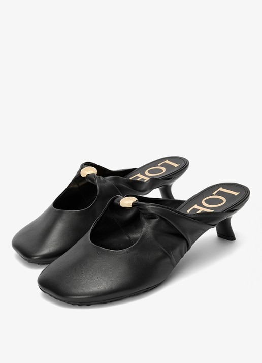 LOEWE Pebble Soft 45 muiltje van lamsleer - detail zwart