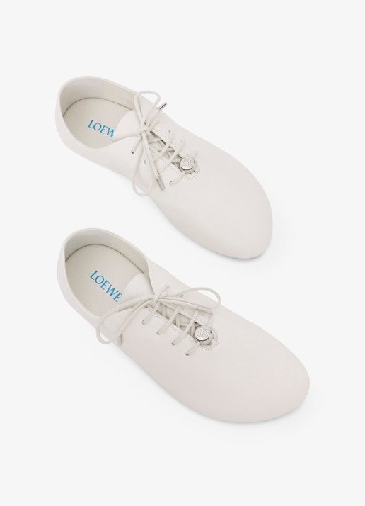 LOEWE Pebble Soft Lace-Up sneaker van kalfsleer - detail 4 wit
