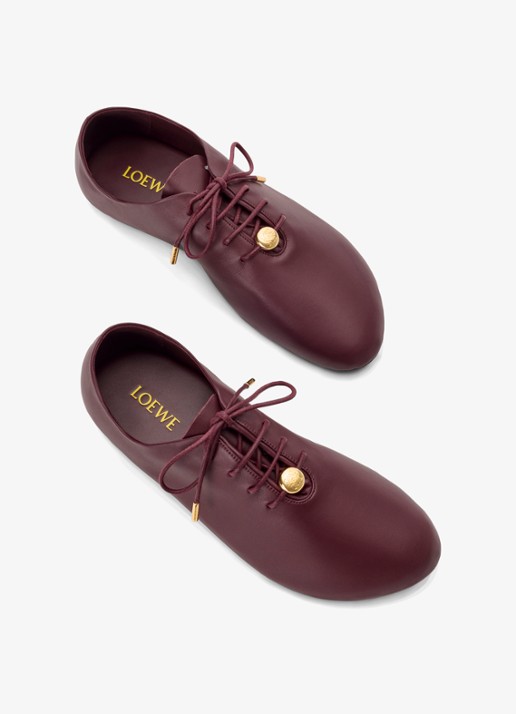LOEWE Pebble Soft Lace-Up sneaker van kalfsleer - detail donkerrood