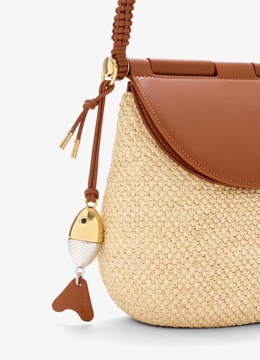 LOEWE Pescador Medium schoudertas van raffia met kalfsleren details - detail 3 beige