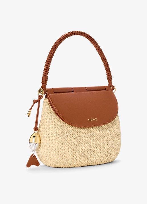 LOEWE Pescador Medium schoudertas van raffia met kalfsleren details - voorkant 7 beige