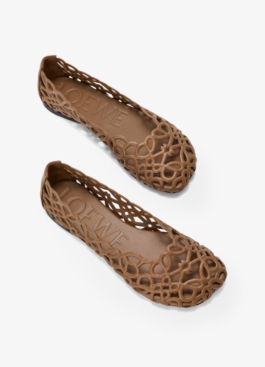 LOEWE Petal Anagram ballerina van lamsleer - detail bruin
