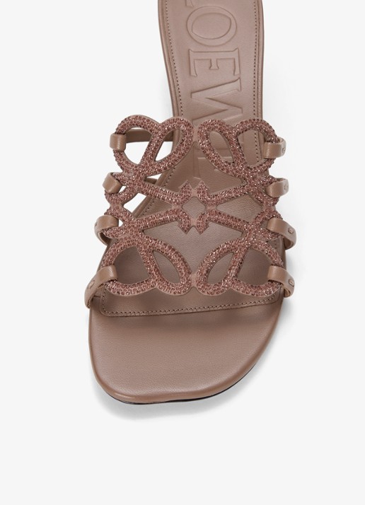 LOEWE Petal Anagram muiltje van geitenleer met strass - detail 2 taupe