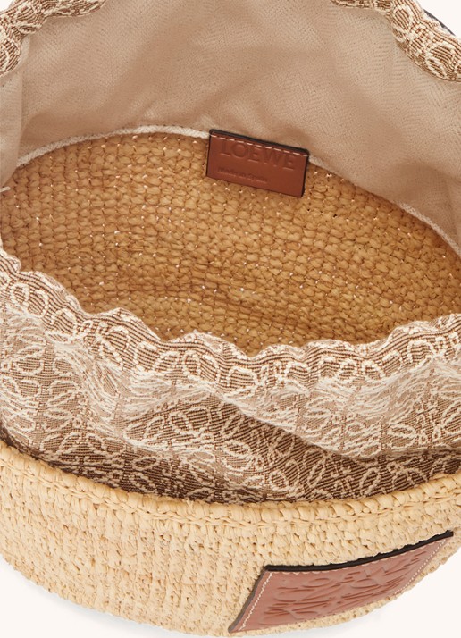 LOEWE Pochette schoudertas van raffia met kalfsleren details - detail 3 creme