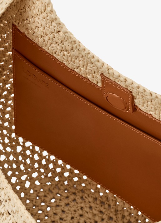 LOEWE Punch Hole Small schoudertas van raffia - detail 2 beige