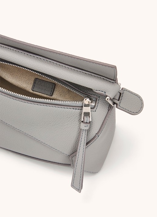 LOEWE Puzzle Edge Mini handtas van kalfsleer - detail 4 lichtgrijs
