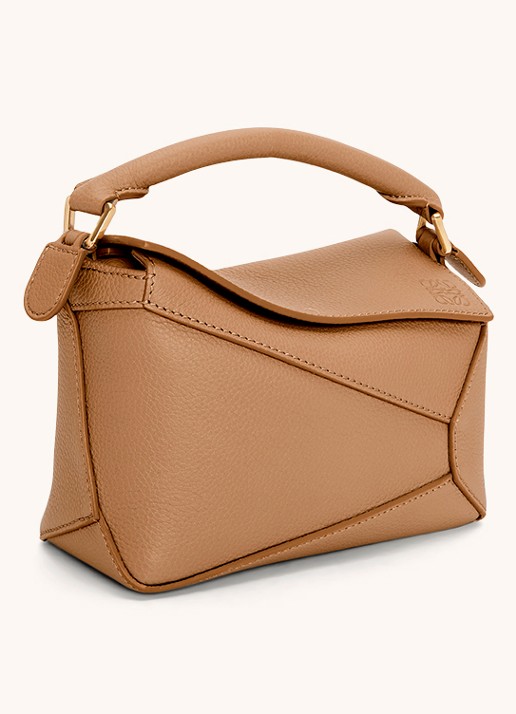 LOEWE Puzzle Edge Mini handtas van kalfsleer - achterkant 7 lichtbruin