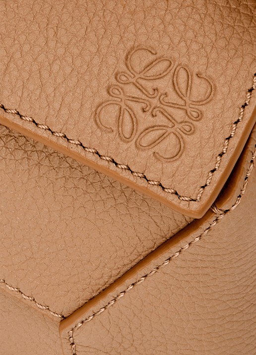 LOEWE Puzzle Edge Mini handtas van kalfsleer - detail 6 lichtbruin