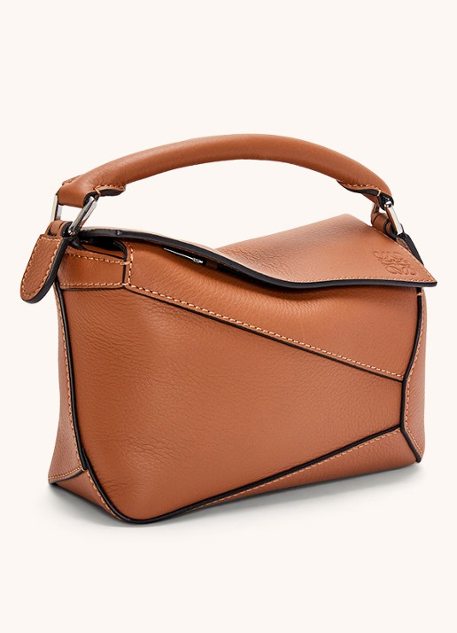 LOEWE Puzzle Edge Mini handtas van kalfsleer - achterkant 3 lichtbruin