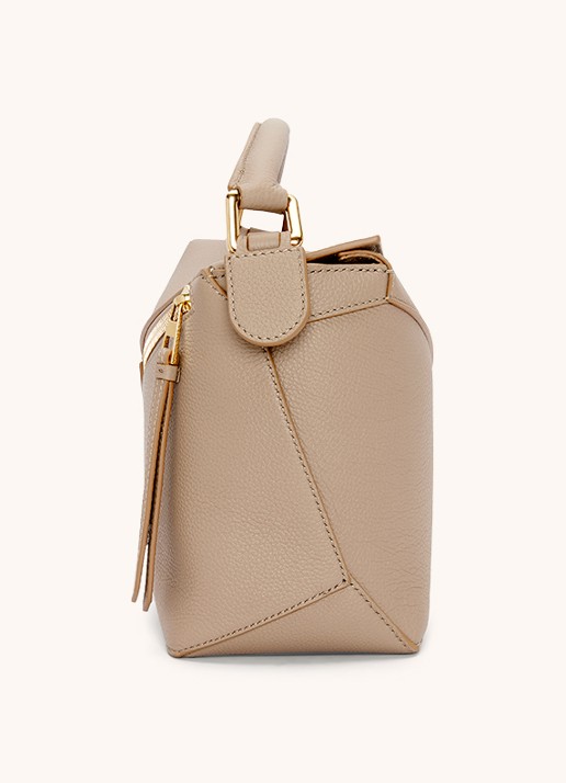 LOEWE Puzzle Edge Small handtas van kalfsleer - detail 3 zand