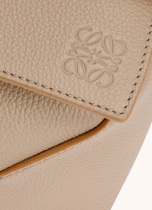 LOEWE Puzzle Edge Small handtas van kalfsleer - detail 7 zand