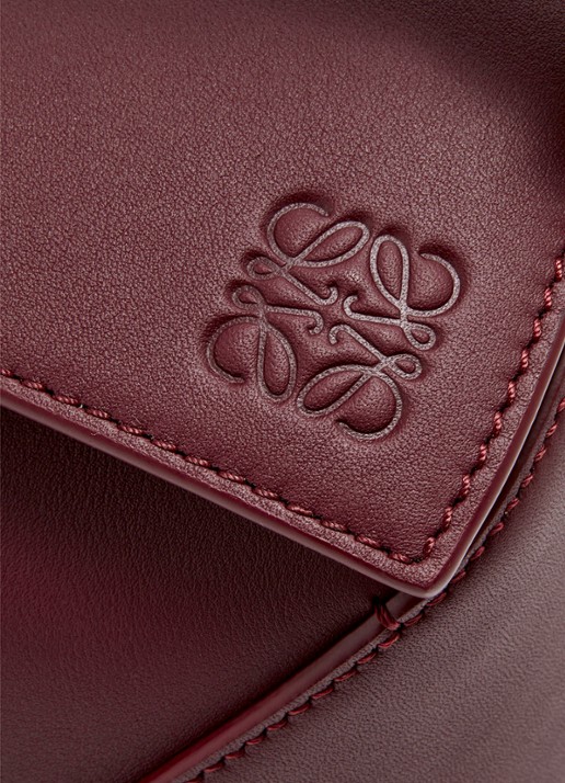 LOEWE Puzzle Edge Small handtas van kalfsleer - detail 4 bordeauxrood