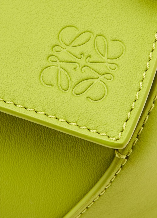 LOEWE Puzzle Edge Small handtas van kalfsleer - detail 4 lime