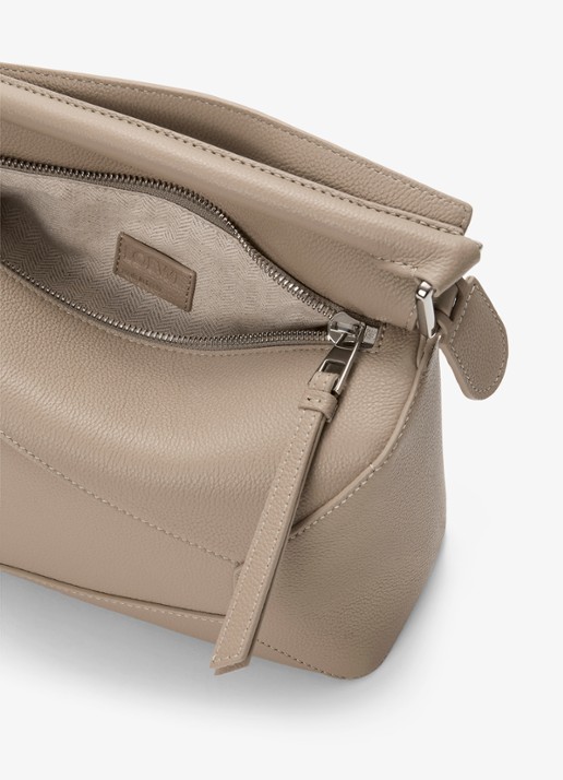 LOEWE Puzzle Edge Small handtas van kalfsleer - detail 5 zand