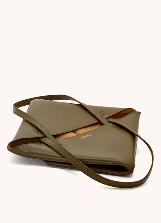 LOEWE Puzzle Fold Medium shopper van kalfsleer - detail 5 bronsgroen