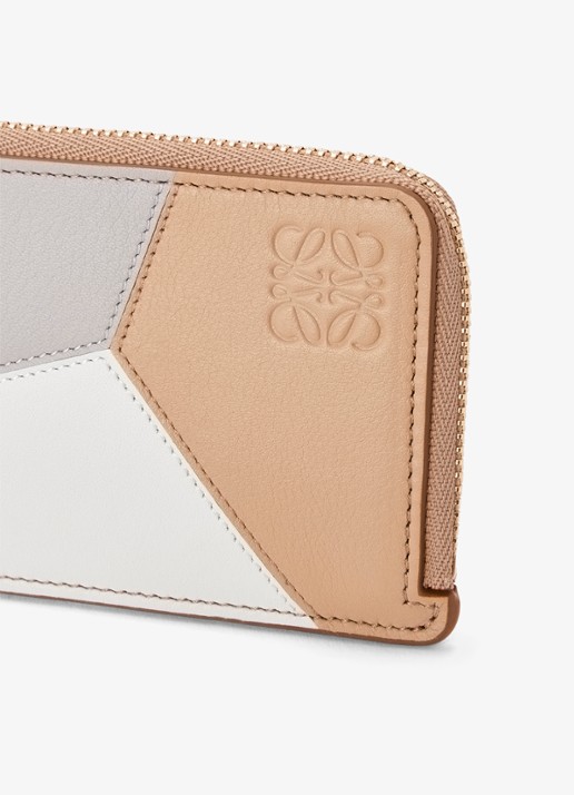 LOEWE Puzzle pasjeshouder van kalfsleer - detail 2 beige