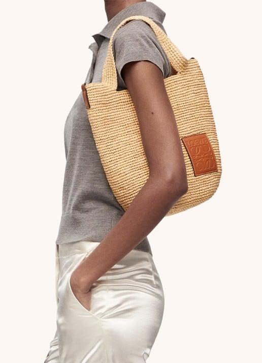 LOEWE Slit schoudertas van raffia met kalfsleren details - detail 3 camel