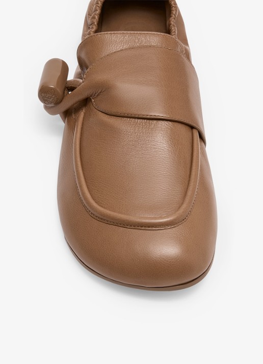 LOEWE Toggle loafer van kalfsleer - detail 4 bruin