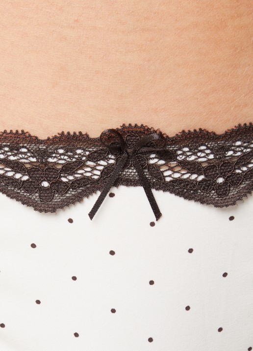 Lounge Reve string met stippenprint en kant - detail 3 ivoor