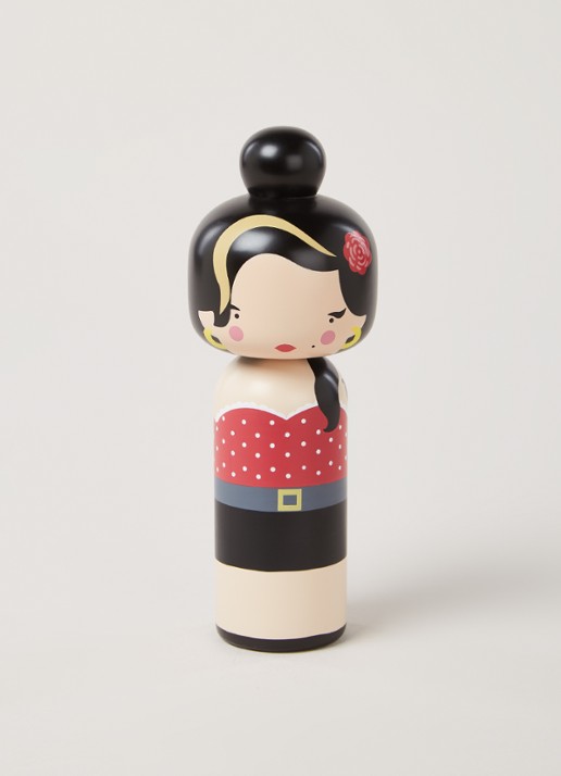 Lucie Kaas Amy Winehouse Kokeshi Doll 14,5 cm - voorkant 2 steenrood
