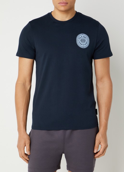 Lyle & Scott Borders T-shirt met logo- en backprint - achterkant 2 donkerblauw