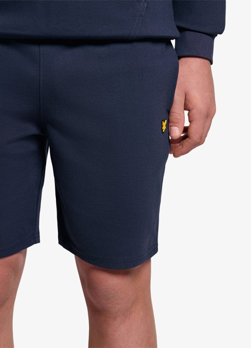 Lyle & Scott Wide fit korte joggingbroek met logoborduring - detail donkerblauw