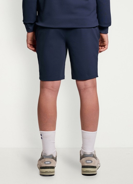 Lyle & Scott Wide fit korte joggingbroek met logoborduring - voorkant 3 donkerblauw