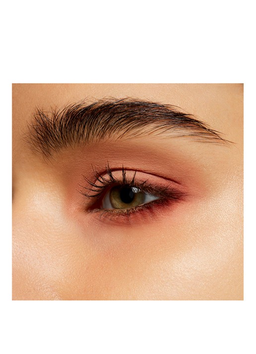 M·A·C Powder Kiss Eyeshadow - oogschaduw - voorkant 2 strike a pose