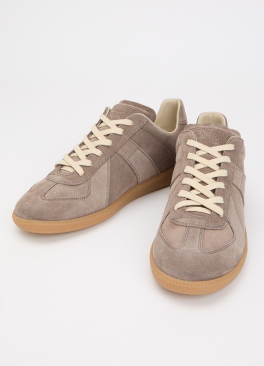 Maison Margiela Replica sneaker van kalfssuède - detail taupe