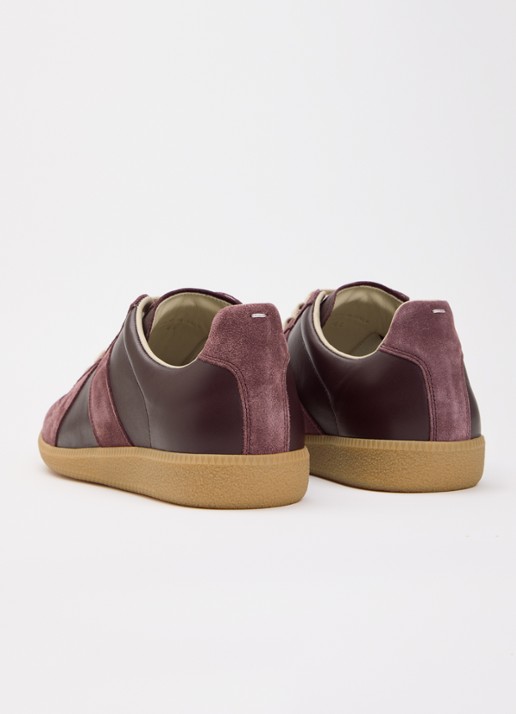 Maison Margiela Replica sneaker van lamsleer met kalfssuède details - achterkant bordeauxrood