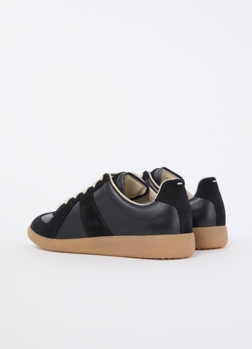 Maison Margiela Replica sneaker van lamsleer met kalfssuède details - achterkant zwart