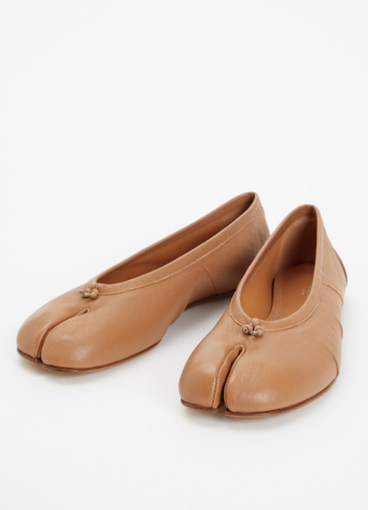 Maison Margiela Tabi ballerina van lamsleer met plooidetail - detail 3 camel