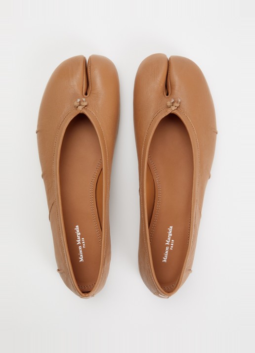 Maison Margiela Tabi ballerina van lamsleer met plooidetail - detail 4 camel