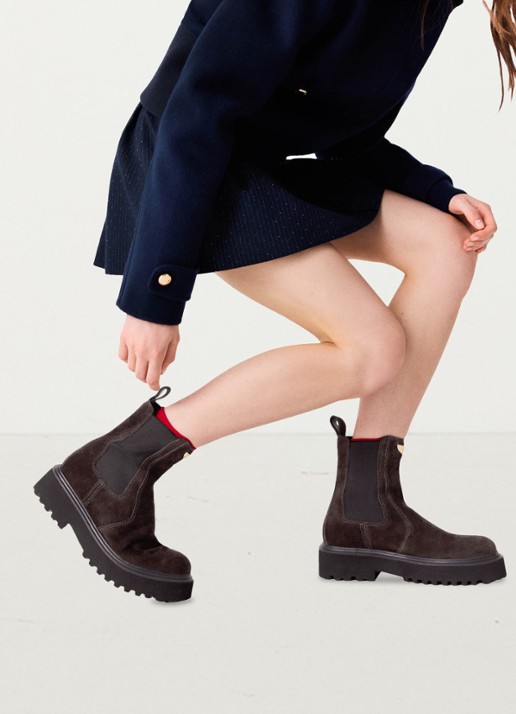 Maje Chelsea boot van suéde - detail 8 donkerbruin