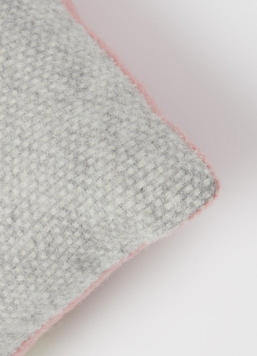 Malagoon Festivity  sierkussen 45 x 45 cm - detail 4 roze