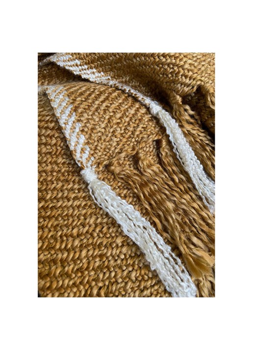 Malagoon Honey plaid in wolblend 125 x 150 cm - detail okergeel