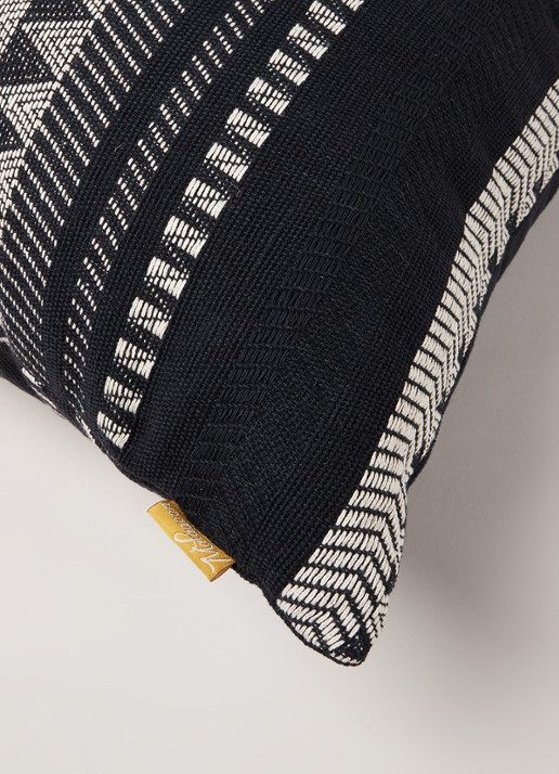 Malagoon Native Stripe sierkussen 60 x 60 cm - detail 3 zwart