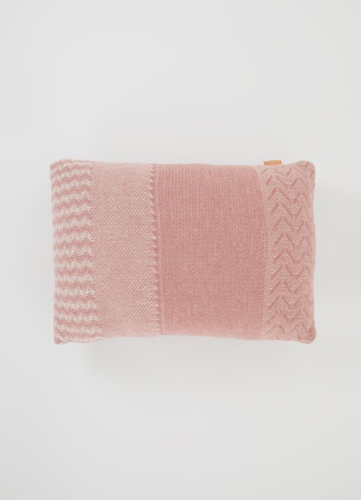 Malagoon Uptown sierkussen 35 x 60 cm - detail roze