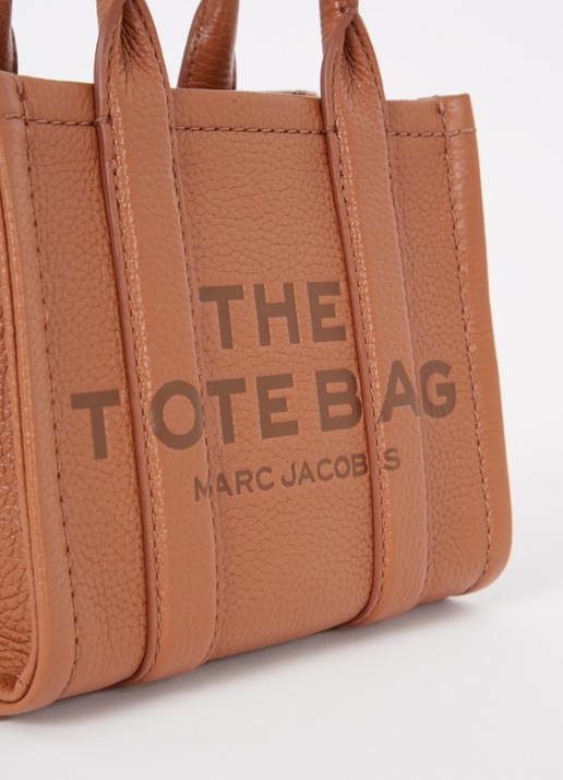 Marc Jacobs The Crossbody Tote handtas van leer met logo - detail 7 cognac