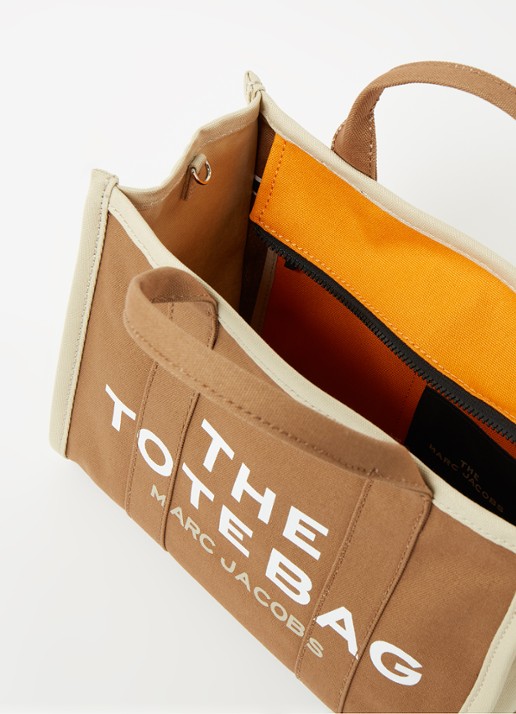 Marc Jacobs The Small Tote shopper van canvas met logoprint - detail cognac