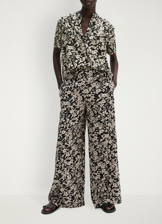 Marc O'Polo Blouse met bloemenprint - voorkant 5 black_multi_04-0096 / zwart