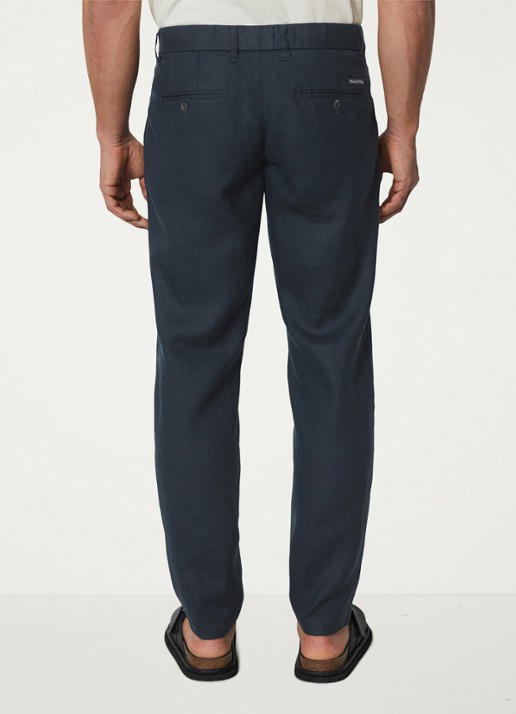 Marc O'Polo Osby tapered fit chino van linnen met plooidetail - achterkant donkerblauw