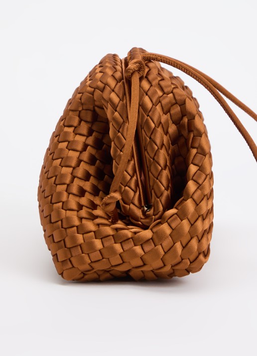 Marrea Clutch met gevlochten details en verstelbare schouderriem - detail 2 roestbruin