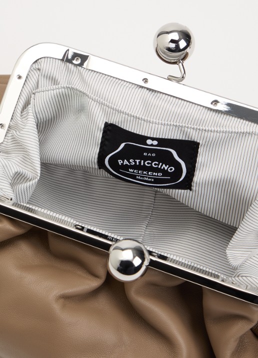 Max Mara Pasticcino clutch van leer met afneembare schouderriem  - detail 2 zand