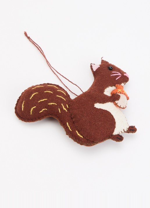 Meander Eekhoorn met eikel kersthanger 10 cm - detail bruin