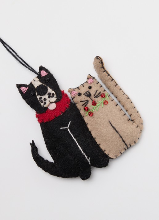 Meander Hond met kat kersthanger 8,5 cm - detail zwart